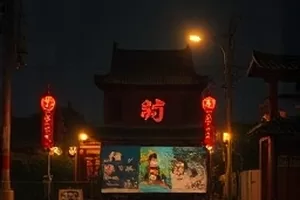 《英语电话会议入门》课件封面，耳机旁摊开一页开场句型卡