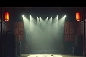 《新手做自媒体的第一步》课件封面，手机支架前摆着一页选题清单